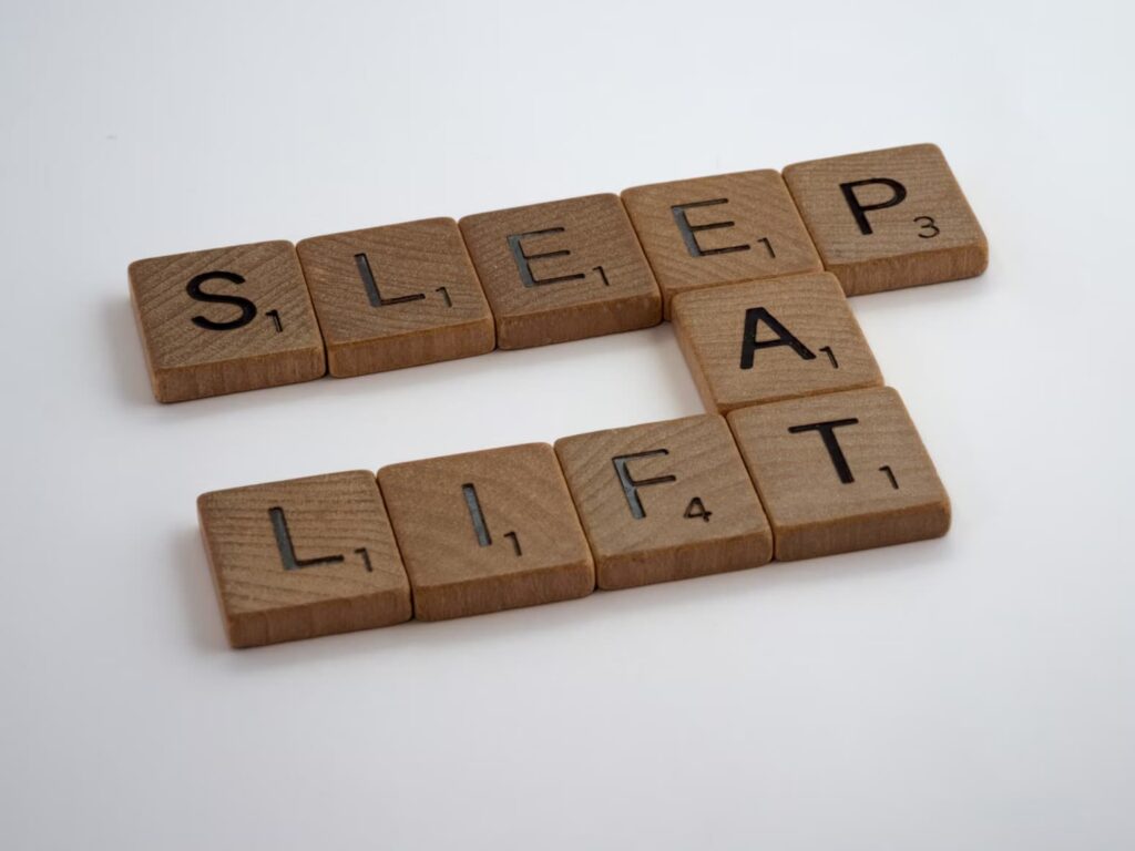 Sleep, Eat, Lift – symbolizing the fitness lifestyle focused on quality sleep, healthy eating, and weightlifting for muscle growth and fat loss.